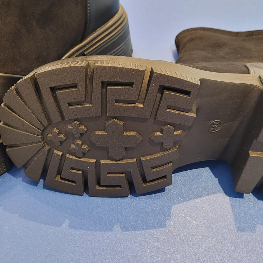 Boots - Picture 4 of 6